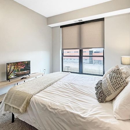 Large Downtown 2Br -Hot Tub-Downtown! Apartment Дес Мойнс Екстериор снимка