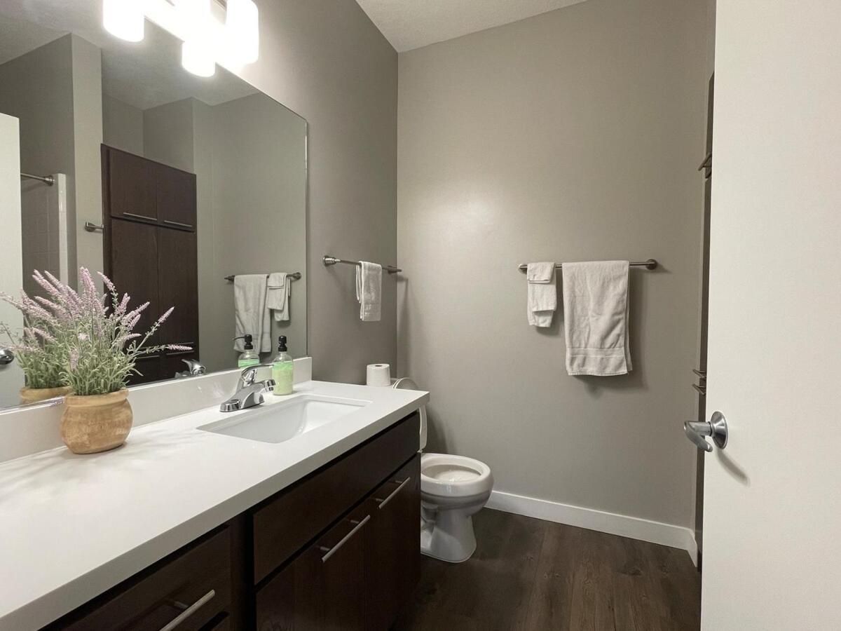 Large Downtown 2Br -Hot Tub-Downtown! Apartment Дес Мойнс Екстериор снимка