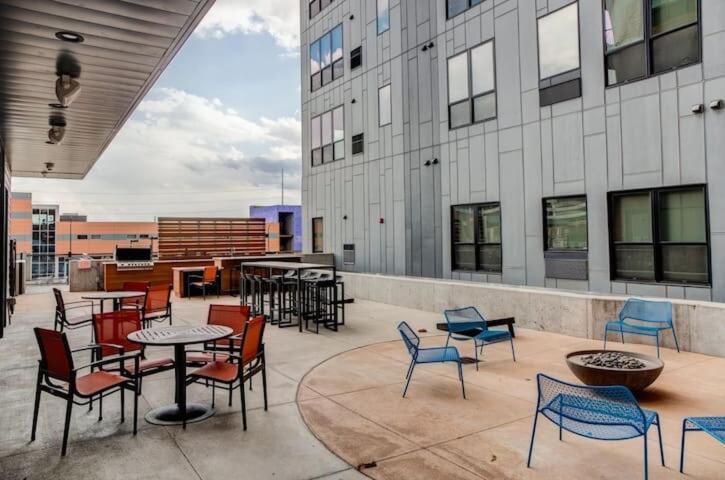 Large Downtown 2Br -Hot Tub-Downtown! Apartment Дес Мойнс Екстериор снимка