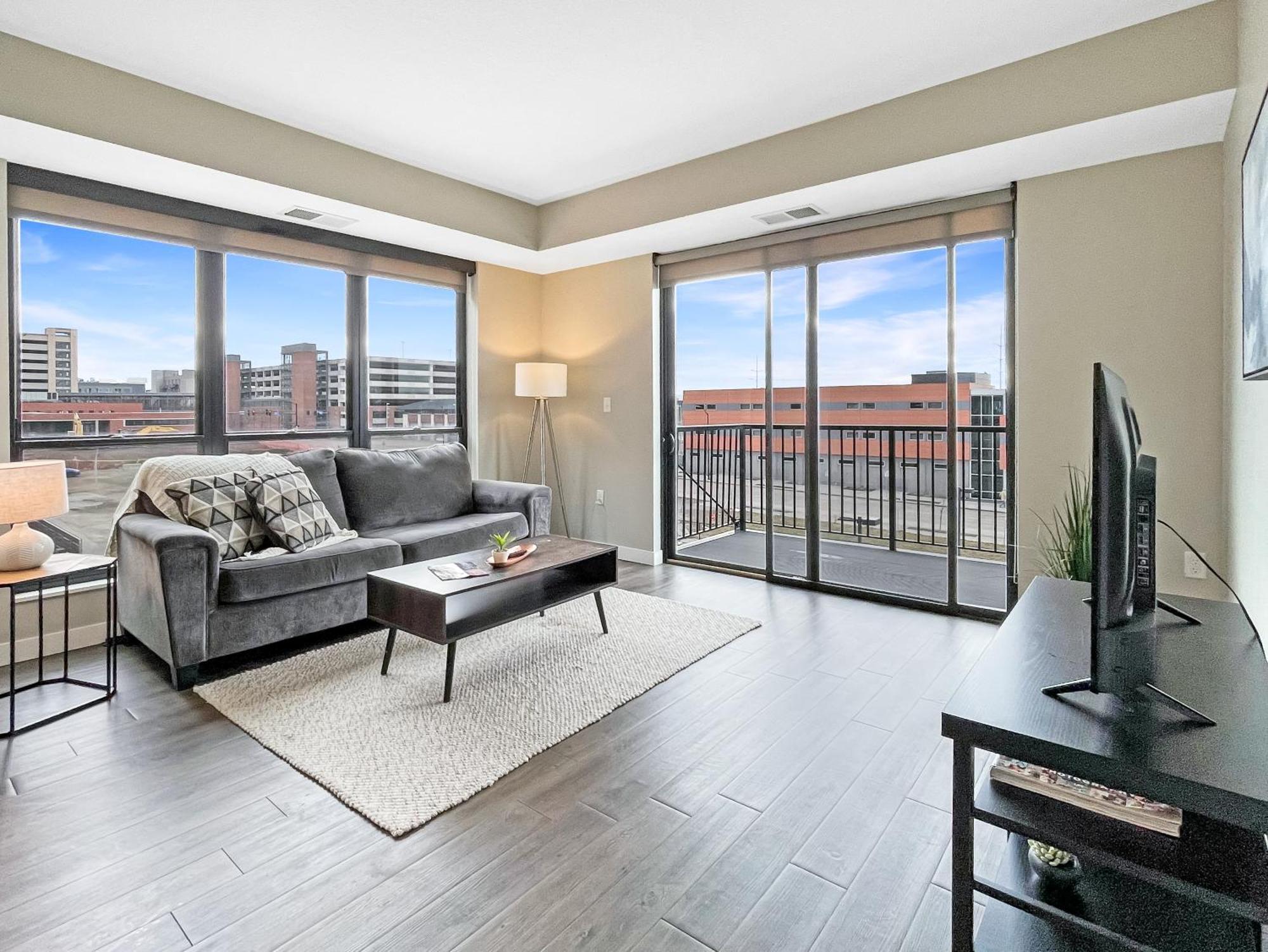 Large Downtown 2Br -Hot Tub-Downtown! Apartment Дес Мойнс Екстериор снимка