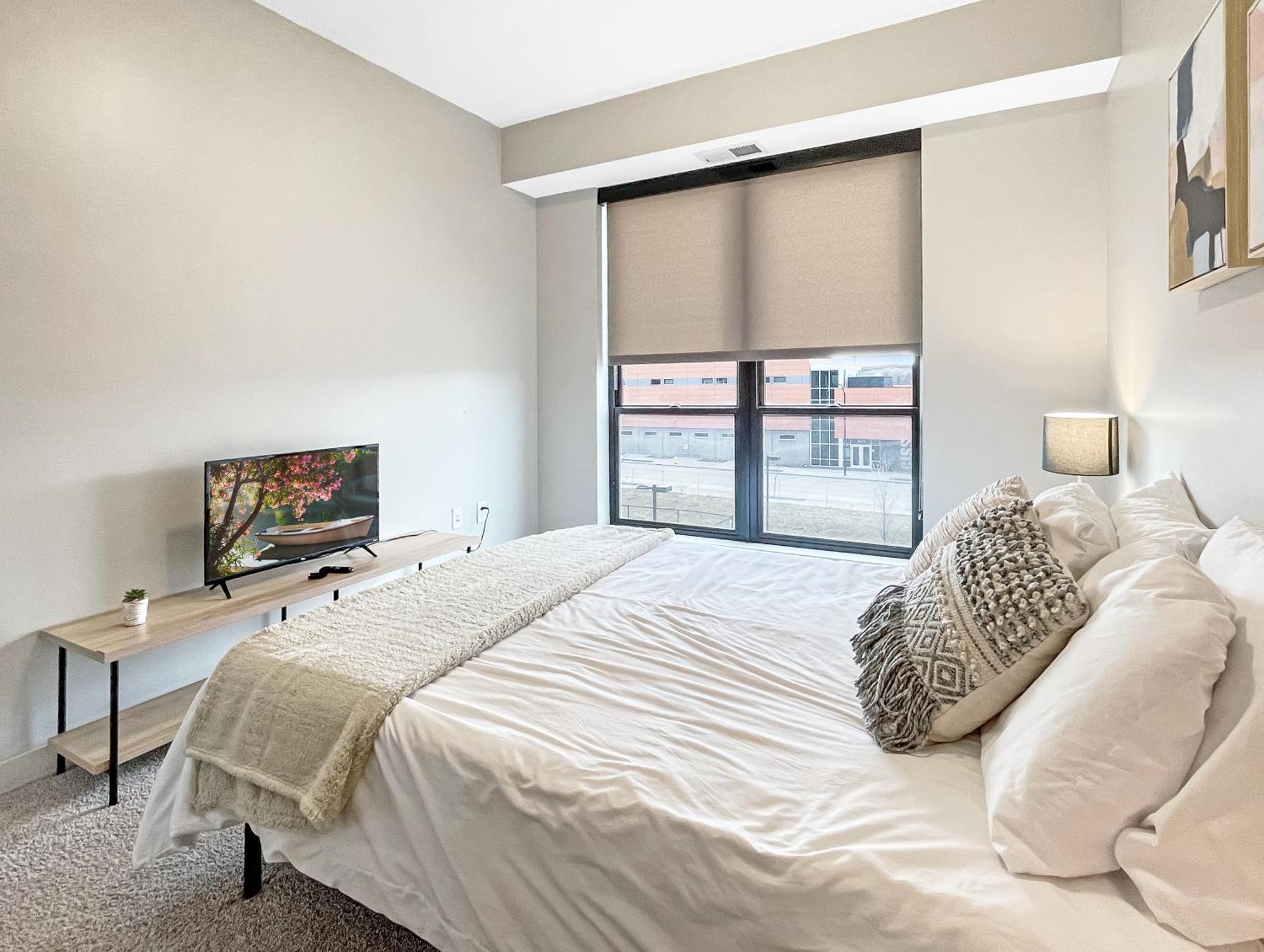 Large Downtown 2Br -Hot Tub-Downtown! Apartment Дес Мойнс Екстериор снимка
