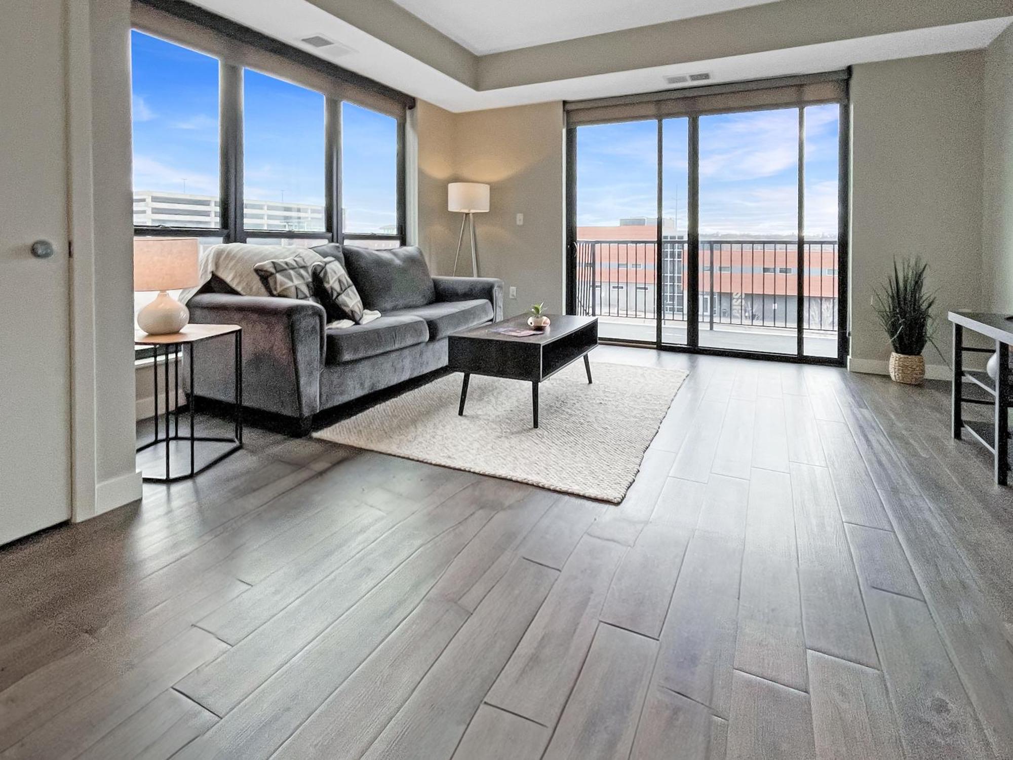 Large Downtown 2Br -Hot Tub-Downtown! Apartment Дес Мойнс Екстериор снимка