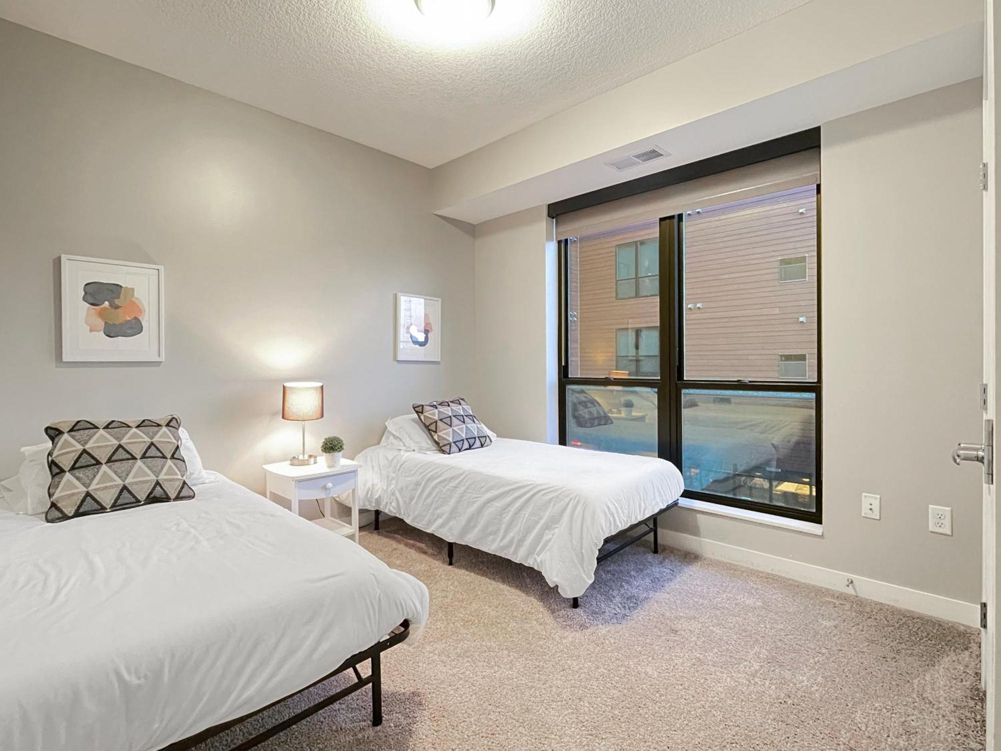 Large Downtown 2Br -Hot Tub-Downtown! Apartment Дес Мойнс Екстериор снимка