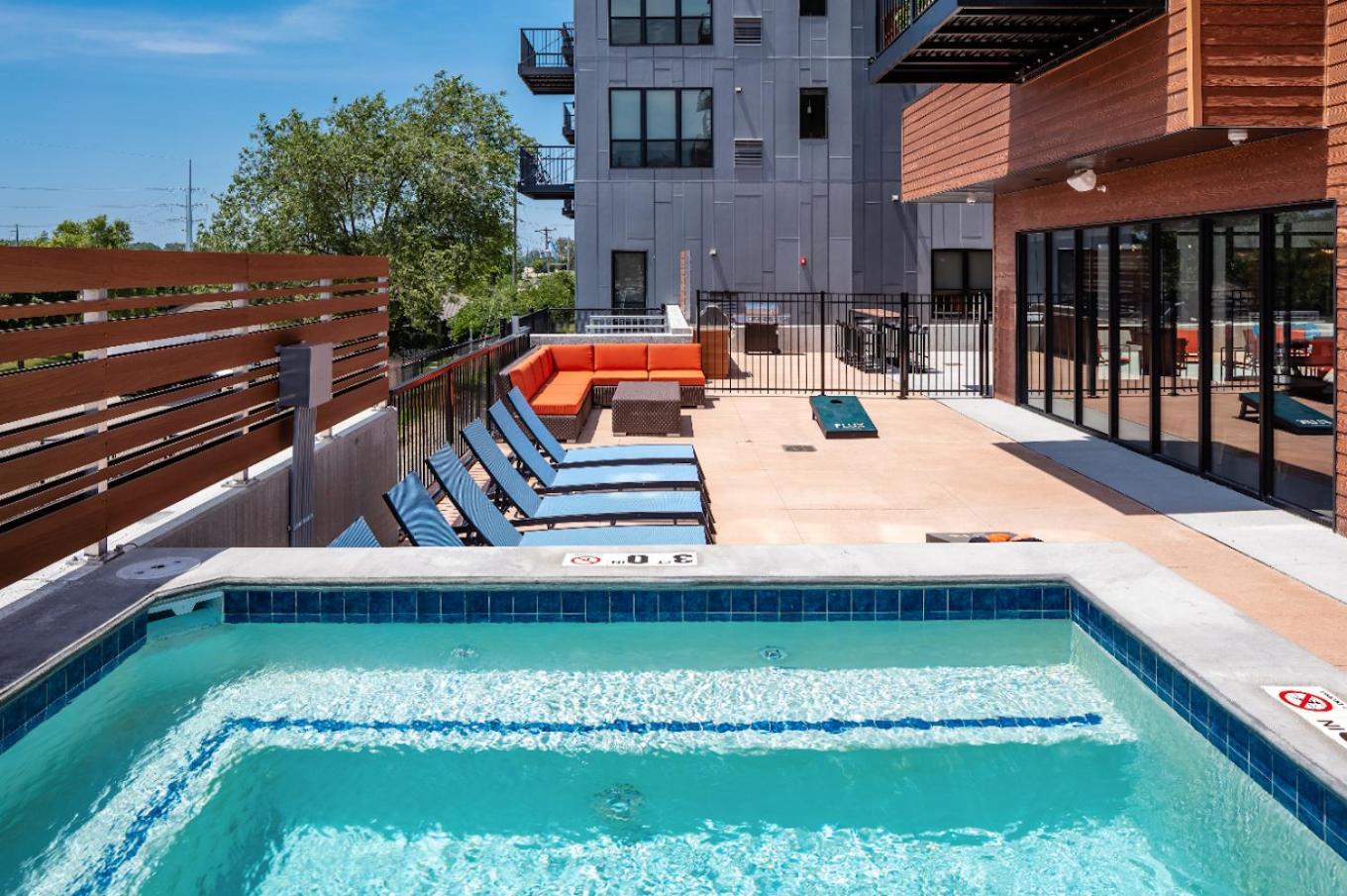 Large Downtown 2Br -Hot Tub-Downtown! Apartment Дес Мойнс Екстериор снимка